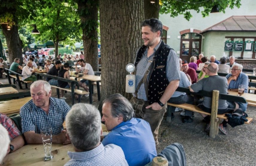 Gäste im Biergarten bei a kühlen Maß